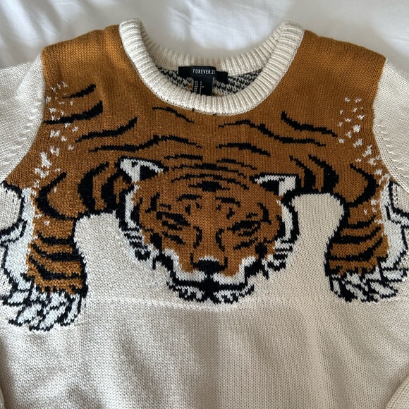 Playful Tiger 🐯 Sweatshirt - Picture 6 of 8
